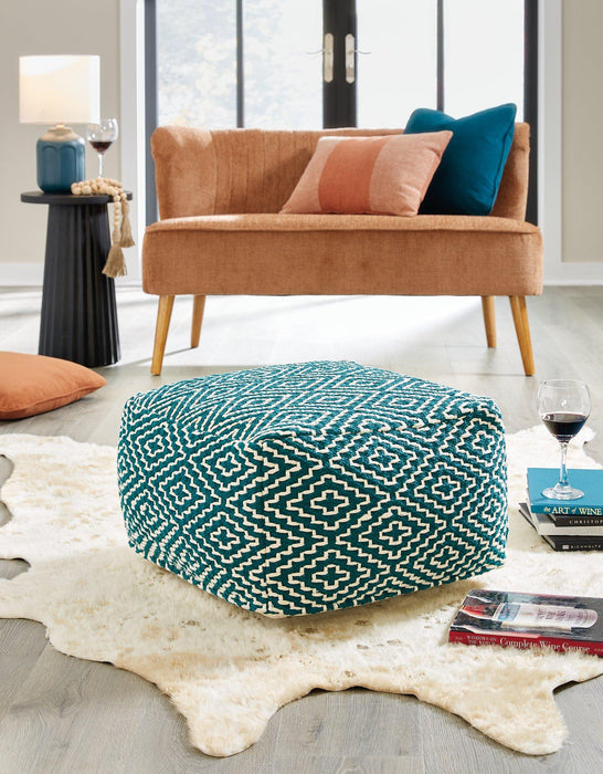 Brynnsen Pouf Pouf Ashley Furniture