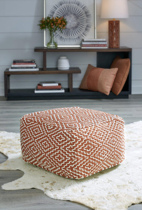 Brynnsen Pouf Pouf Ashley Furniture