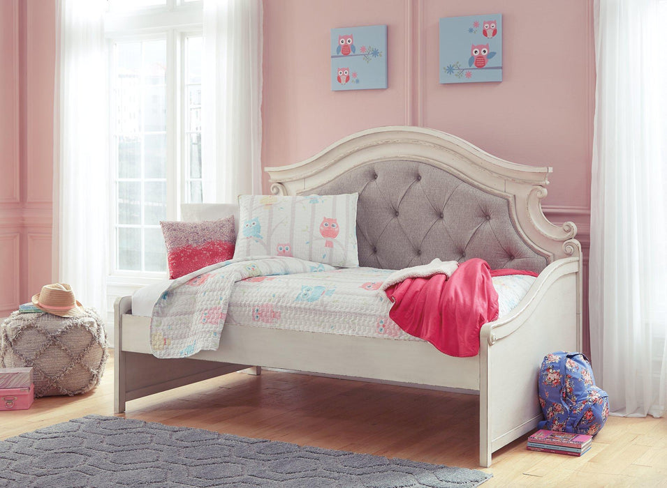 Realyn Bed Bed Ashley Furniture