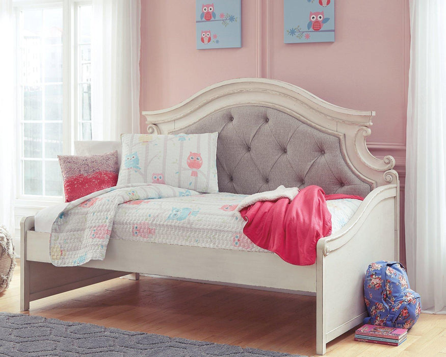 Realyn Bed Bed Ashley Furniture